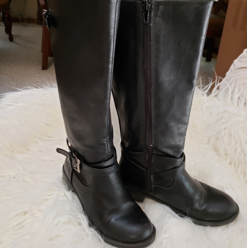 SOLD.      Soda black boots sz.1